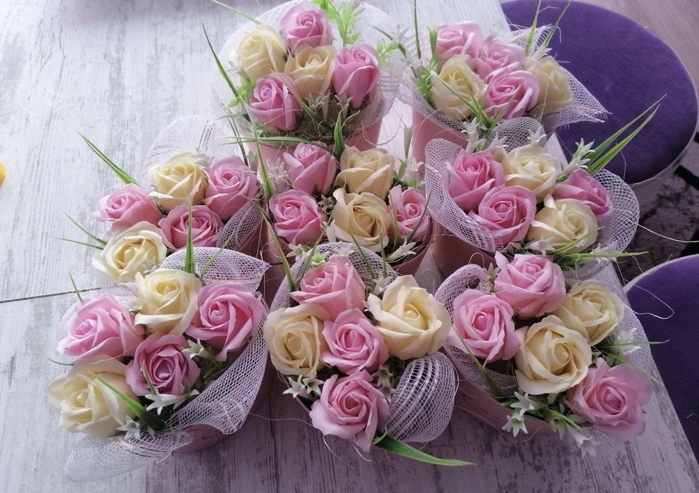 Аранжировка със сапунени рози и други цветя