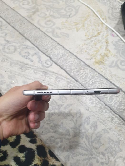 Samsung  Z fold 3 sotiladi 3.300 kelishamiz