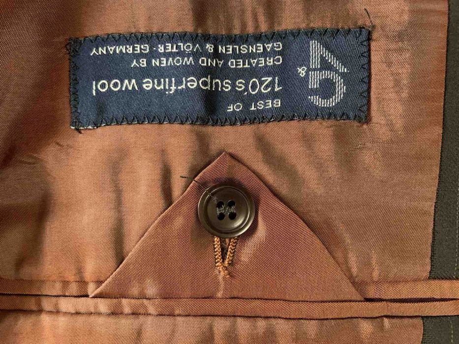 Мъжки костюм с риза и вратовръзка