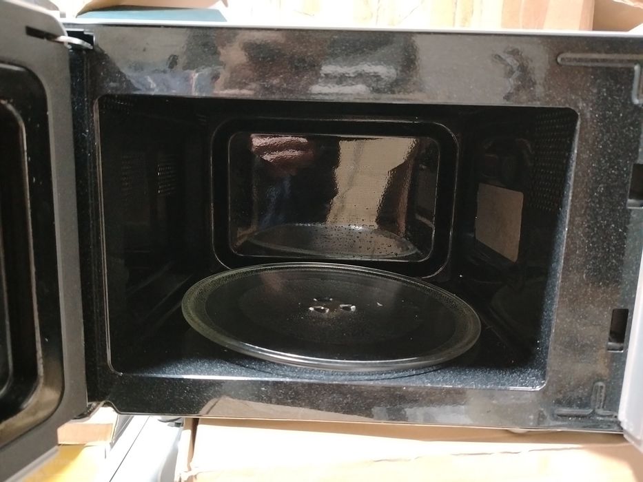 Cuptor cu microunde argintiu.Cecotec pro Clean 3060 impecabil