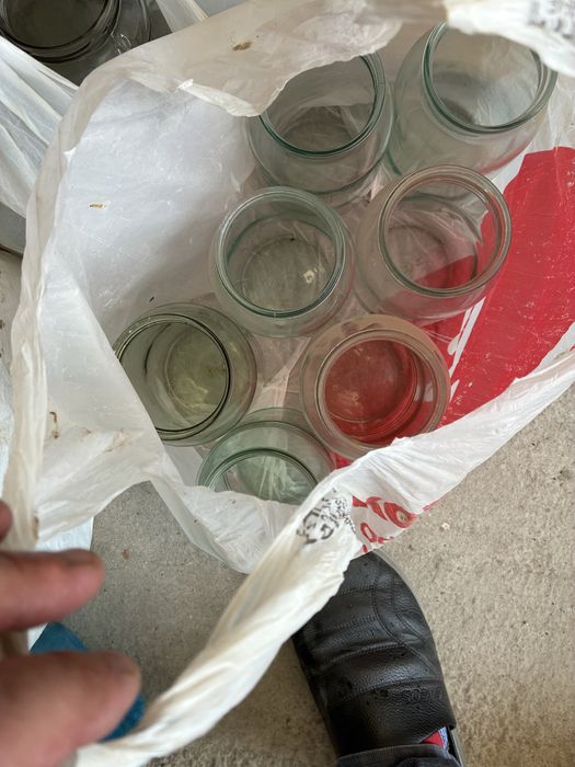 отдам банки за 2л. чорток без газа)