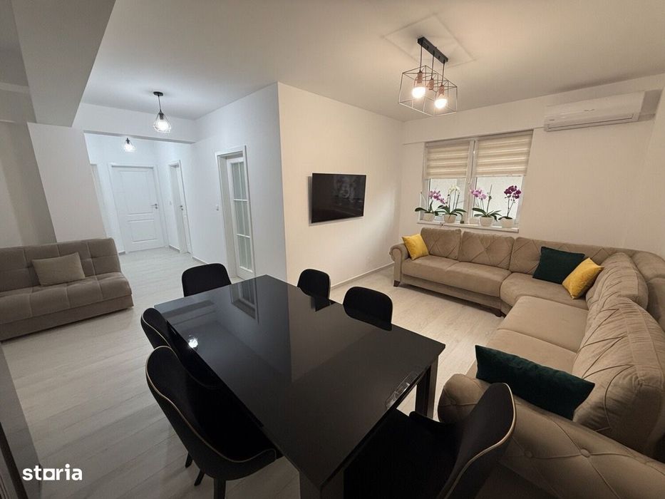 Apartament 3 camere, balcon, debara si loc de parcare privat.