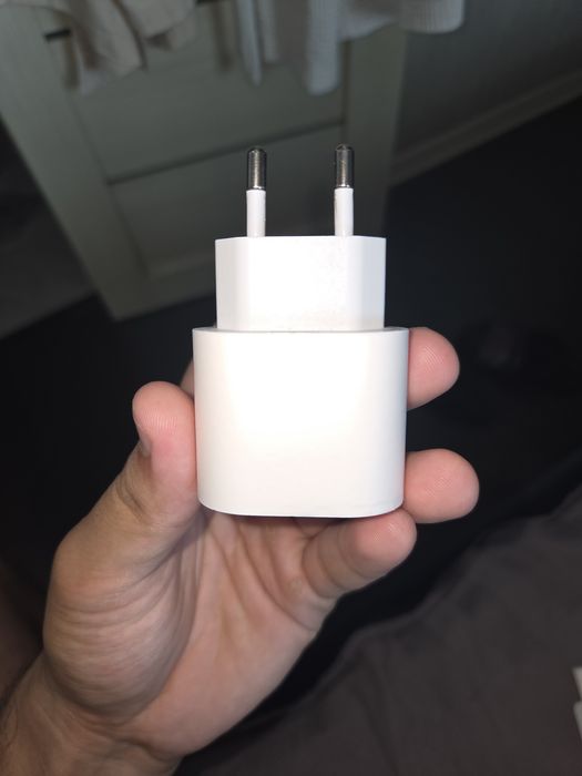 Продается Apple USB-C Power Adapter мощностью 20W
