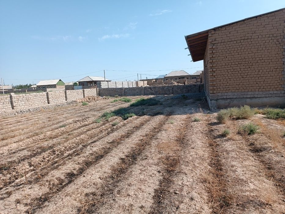 Qurulishi tugallanmagan uy sotiladi 
6 sotix 
Oshxona ,xojatxona,banya