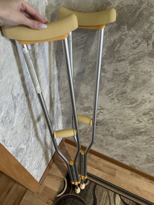 Продам два костыля.