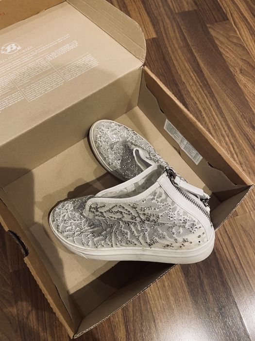 Красиви дамски обувки от бяла мрежа с циркони