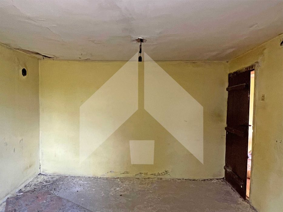 Продава тухлена селска къща в с. Мировци (общ. Нови пазар, обл. Шумен)