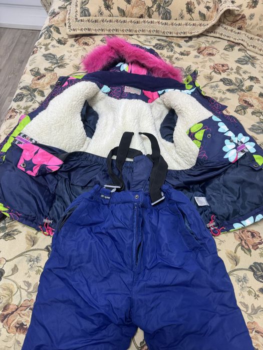 Продам зимний комбинезон для девочки 134 см