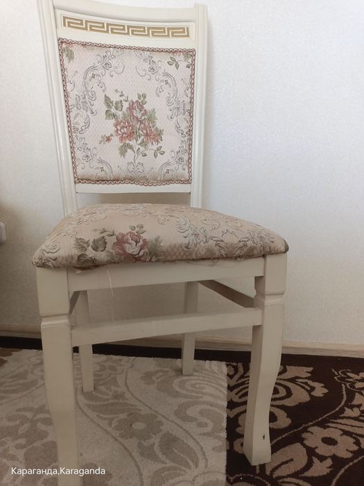 Продаю красивые стулья