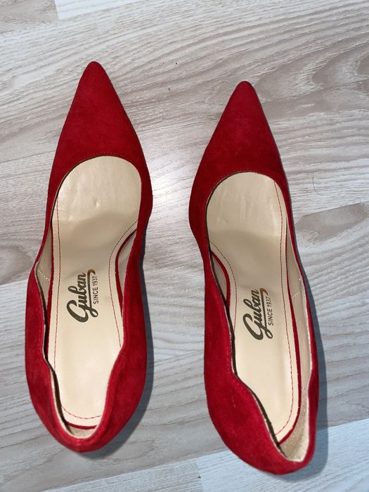 Vând pantofi stiletto , din piele, de la Guban . Sunt noi, nepurtati .
