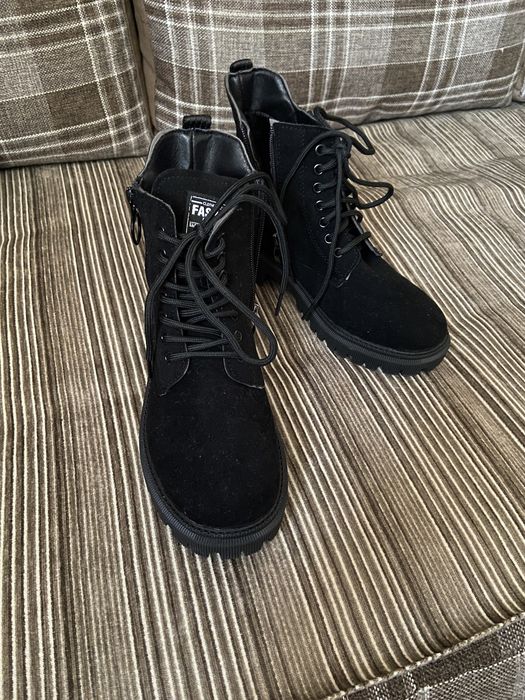 Продаются женские ботинки. Состояние новые