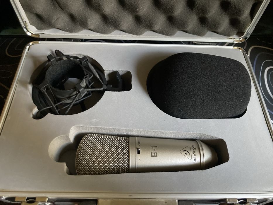 Струдийный микрофон Behringer b-1