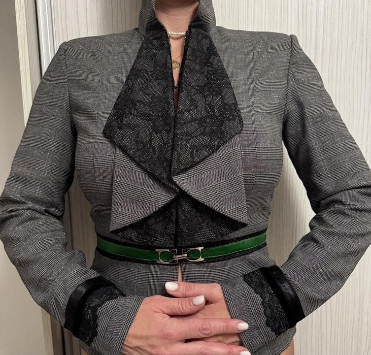 Se vinde costum , Sacou si rochia catifea