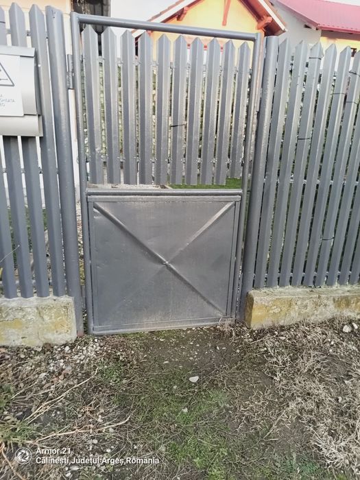 Porți metalice.si una intrare separată