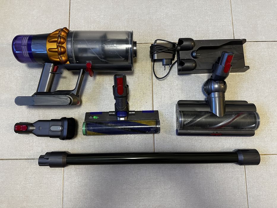 Продавам Dyson v15