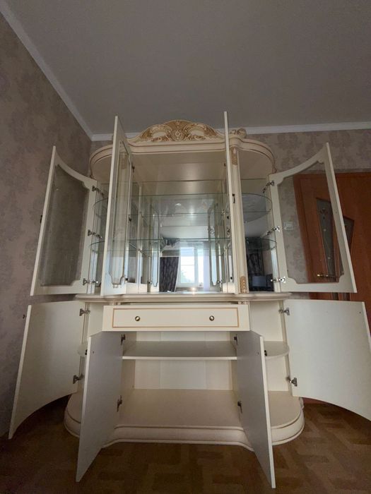 Продам сервант в гостиную