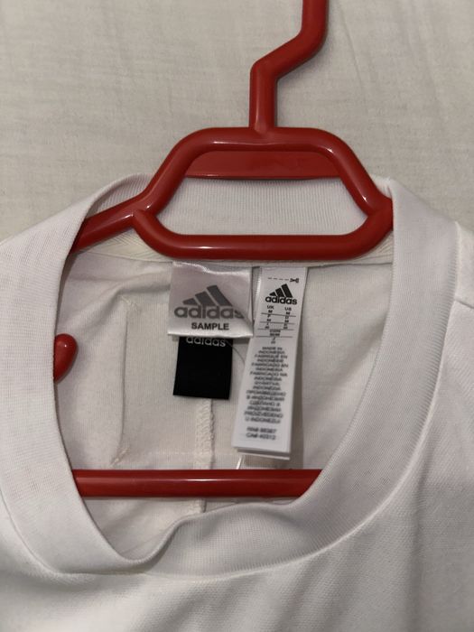 Maiou sport Adidas alb – model clasic, respirabil