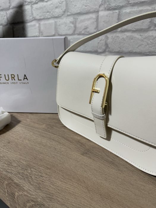 Оригинална чанта Furla Flow размер М