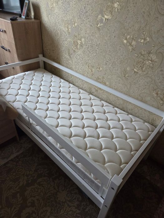 Детская кровать с ящиками.