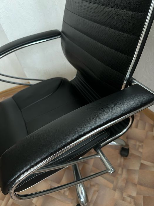 Офисное кожаное кресло