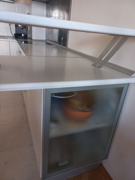 Долен  кухненски ред, шкаф със стъклена витрина