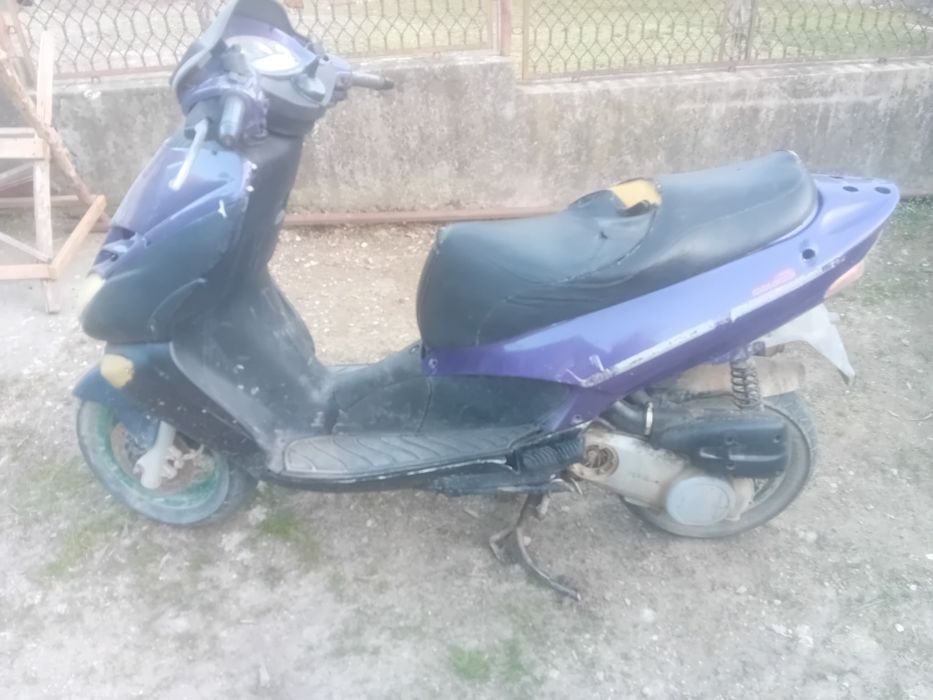 Vând aprilia leonard 150