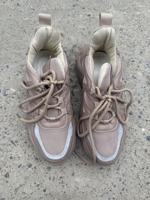 Кроссовки хорошего качества , стильные