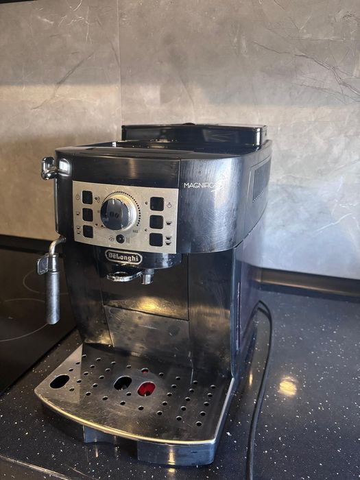 Vând espressor De'Longhi Magnifica S