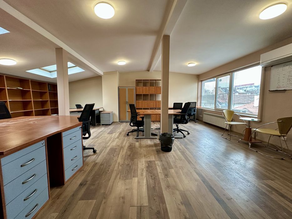 Офис под наем, център, след ремонт