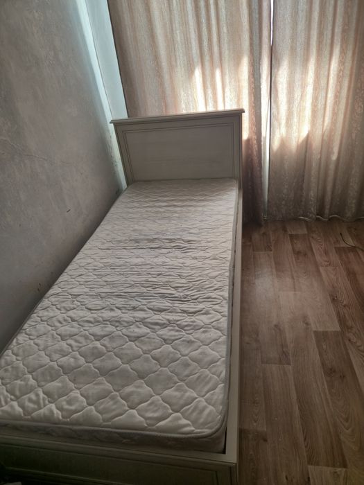 Продам односпальную кровать с матрасом