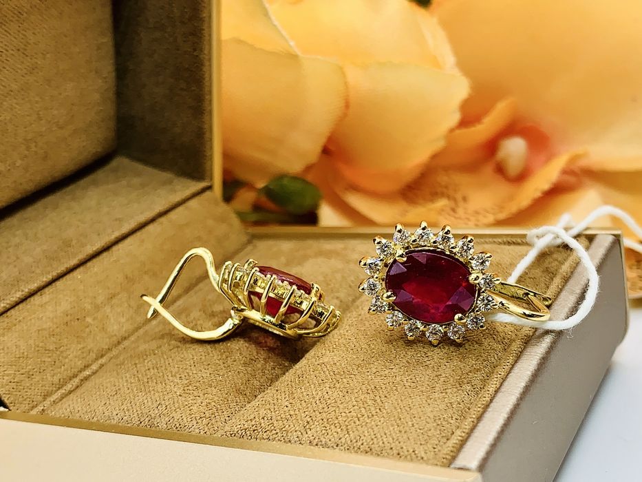 Статные золотые серьги с бриллиантами и Рубинами