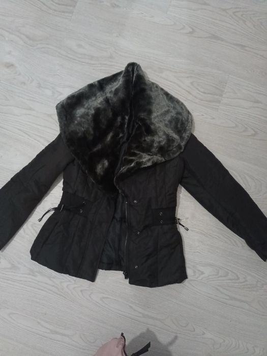 Geaca nouă/ bine întreținută