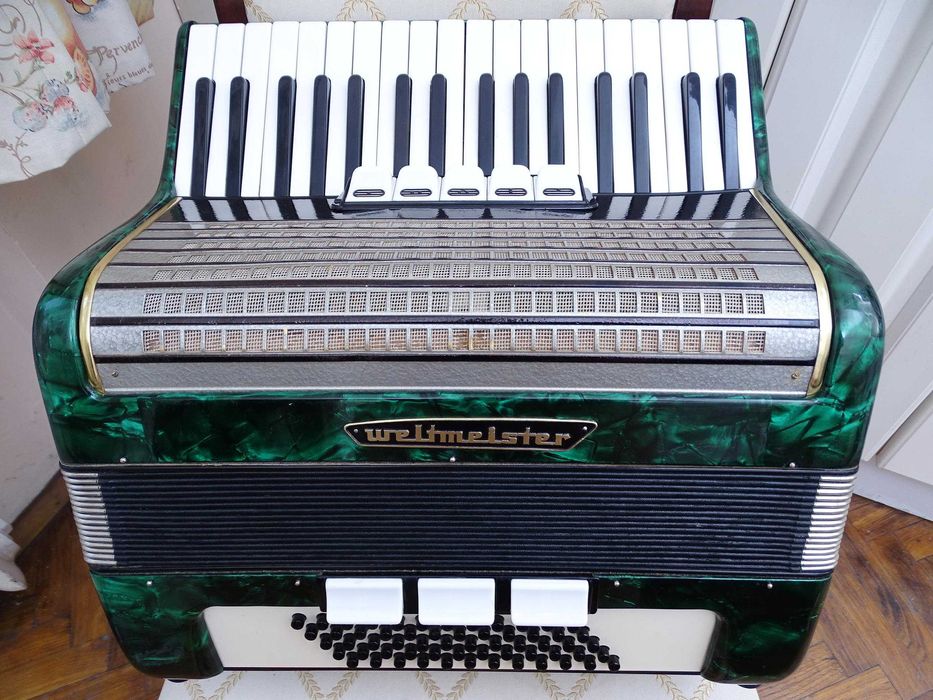Много запазен стар акордеон Велтмайстер 60 баса