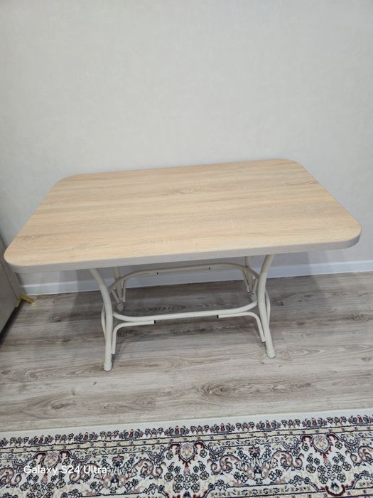 Стол. Кухонный стол .