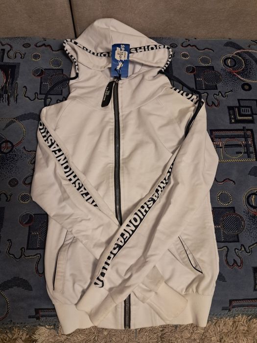 Продам молодежную олимпийку.