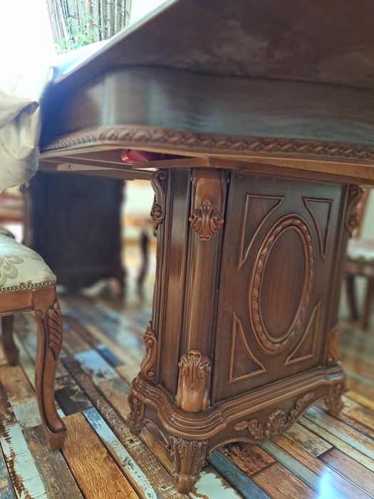 Стол и стулья для гостиной