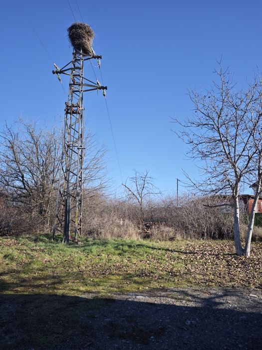 Продавам парцел с къща за тотален ремонт квартал Изгрев гр.Нови Искър