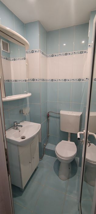 Închiriez apartament central cu 3 camere.