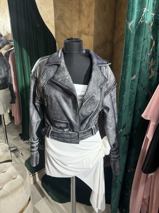 Vand geaca de piele naturala cu maneci detasabile la 800 lei