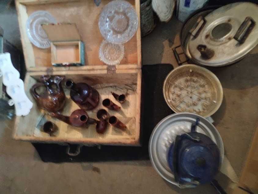 Продавам стари, легени, медни подноси и джезвета, кани, чаши, тави.