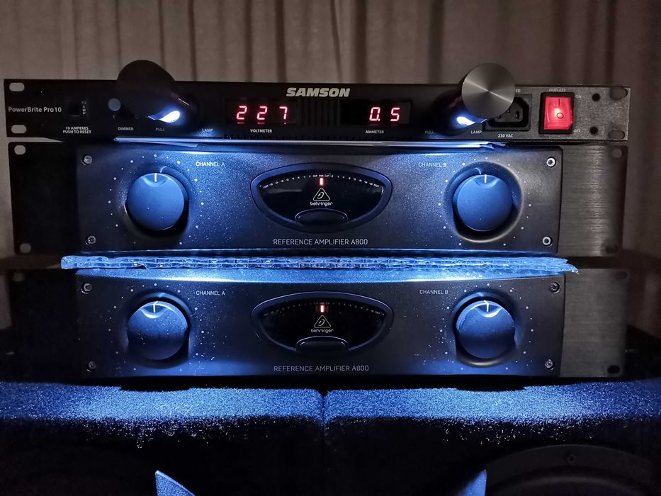 Усилвател Behringer A800