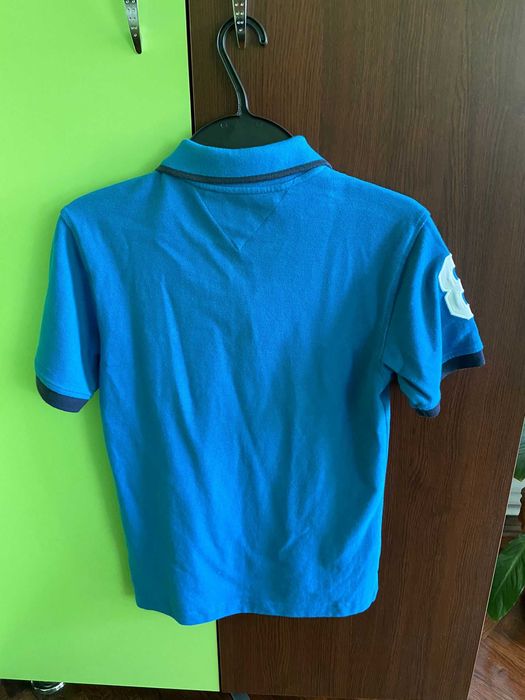 De vânzare tricouri pentru adolescenți