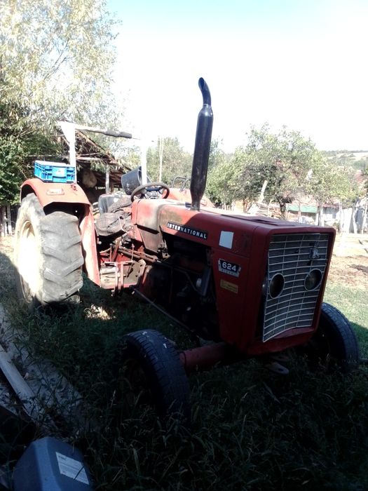 Vând tractor  international 624