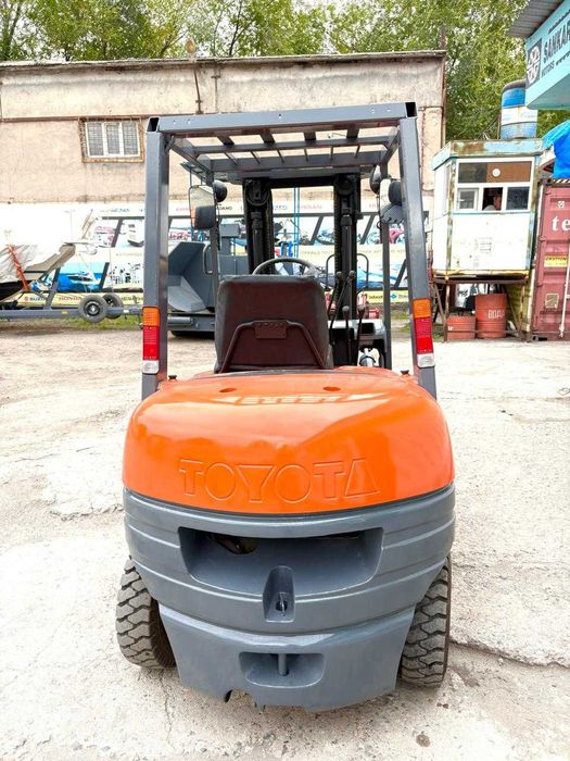 Вилочный погрузчик TOYOTA 6FGL25