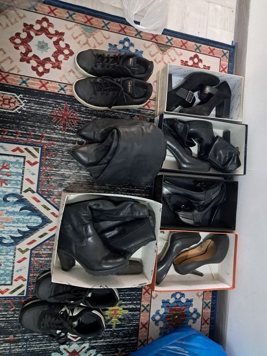 Отдам даром вещи и обувь.