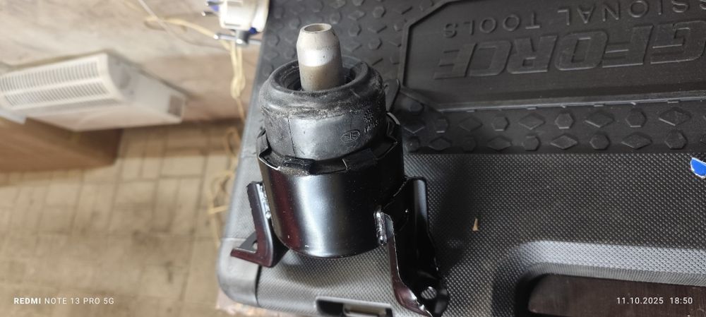 Продам подушка двигателя