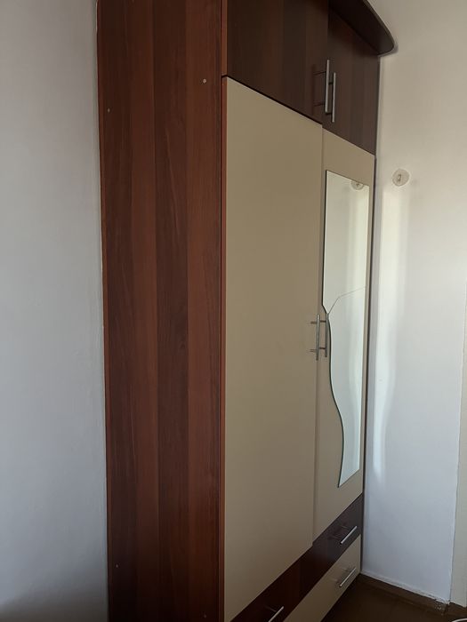 Высокий шкаф для комнаты