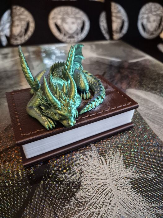 Кутийка книжка със спящ дракон