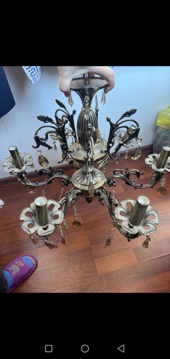 Продам люстру в гостиной