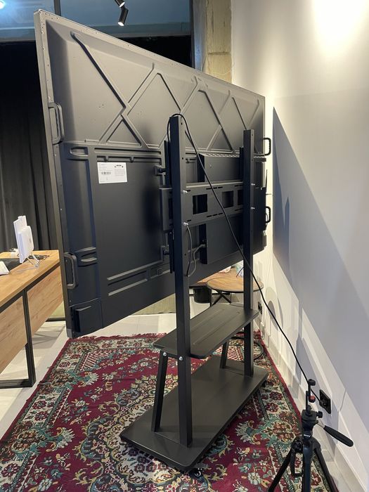 86 dyuymli Intouch sensorli displey — maktab va ofislar uchun